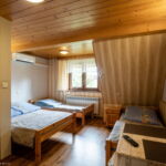 Vierbettzimmer mit Badezimmer und Klimaanlage
