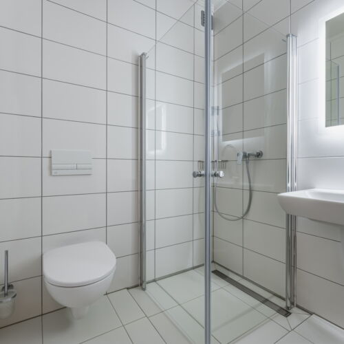 Camera tripla la etaj cu vedere spre munte