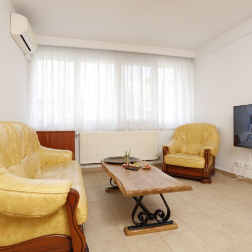 Upstairs Executive 1-Room Apartment for 2 Persons