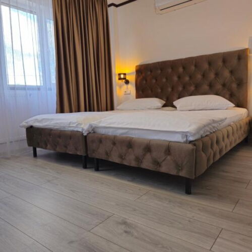 Camera twin deluxe cu aer condiționat