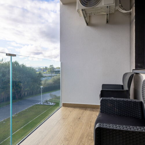 Întreaga unitate tV cu ecran plat pentru 4 pers. (se inchirieaza doar integral)