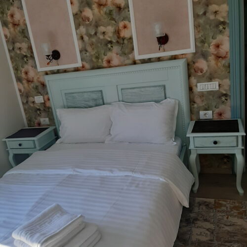 Camera dubla întreaga unitate cu vedere spre lac