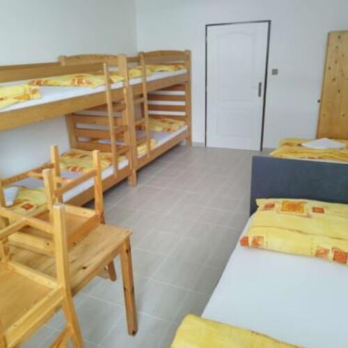 Pokoj se společnou kuchyňkou  pro 4 os.