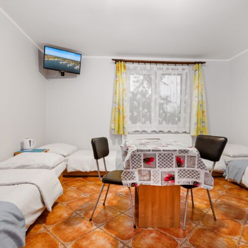 Pokój 4-osobowy na parterze z widokiem na ogród