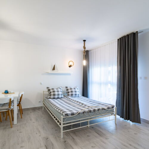 Pokój 2-osobowy na parterze z aneksem kuchennym (możliwa dostawka)