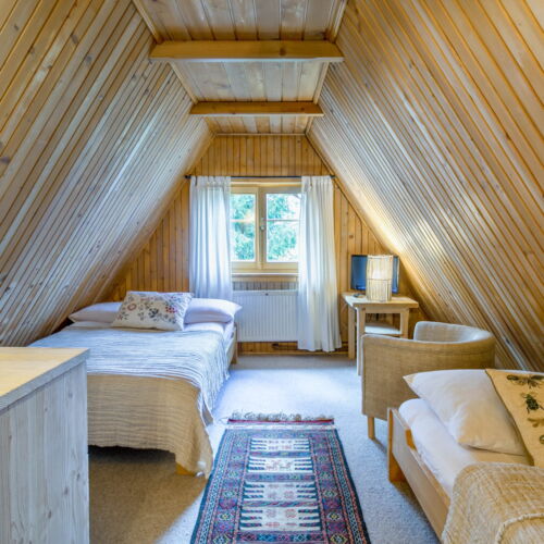 Camera cvadrupla familial(ă) cu vedere spre râu