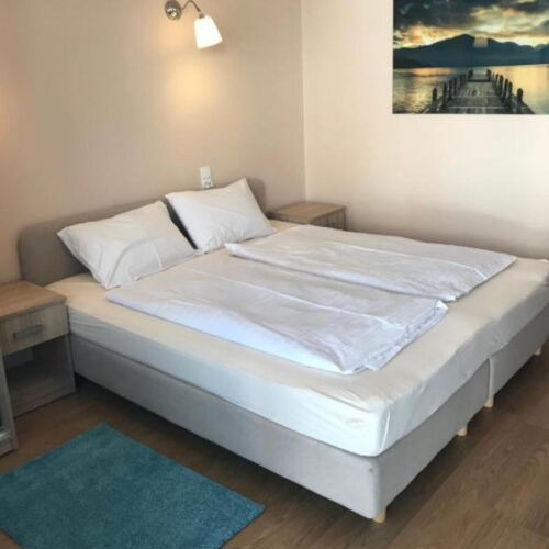 Pokoj s manželskou postelí