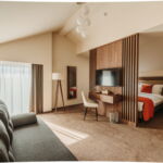 Camera cvadrupla la mansardă cu vedere spre oraș