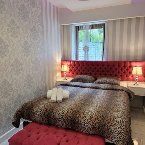 Apartman s privátní koupelnou mimo apartmán s manželskou postelí s 1 ložnicí přízemní