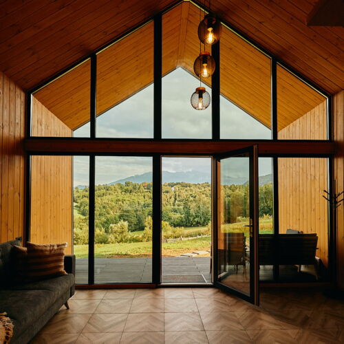 Cabană întreaga unitate cu vedere spre munte pentru 4 pers. (se inchirieaza doar integral)