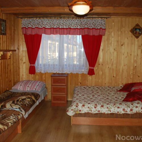 Pokój 4-osobowy z dostępem do ogrodu z łazienką (możliwa dostawka)