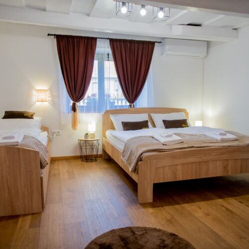 Întreaga unitate la parter întreaga unitate pentru 3 pers. (se inchirieaza doar integral) (se poate solicita pat suplimentar)