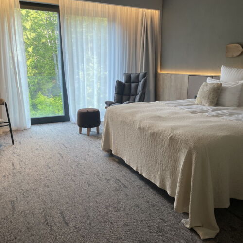 Camera dubla deluxe cu vedere spre pădure și pat dublu  - Corp Peakture Hotel (se poate solicita pat suplimentar)