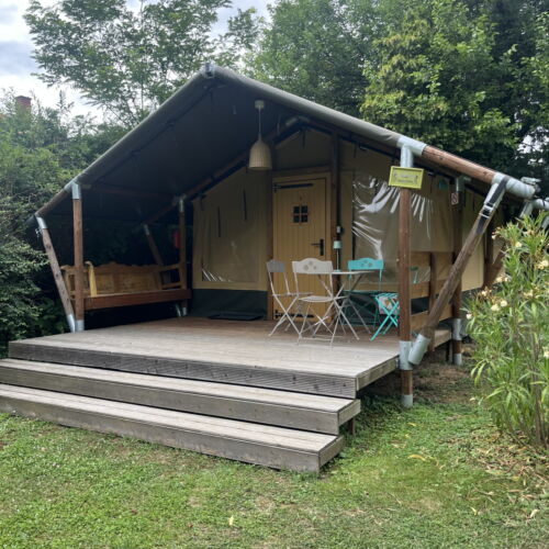 Camera cvadrupla romantică cu vedere spre grădină