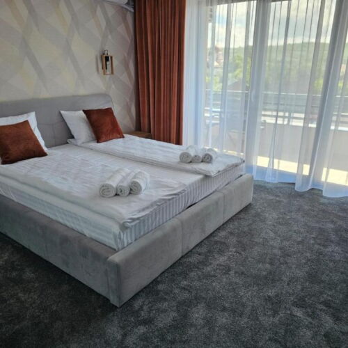 Camera dubla la etaj la parter