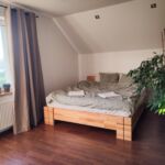 Apartament 4-osobowy na piętrze z widokiem na ogród z 2 pomieszczeniami sypialnianymi (możliwa dostawka)