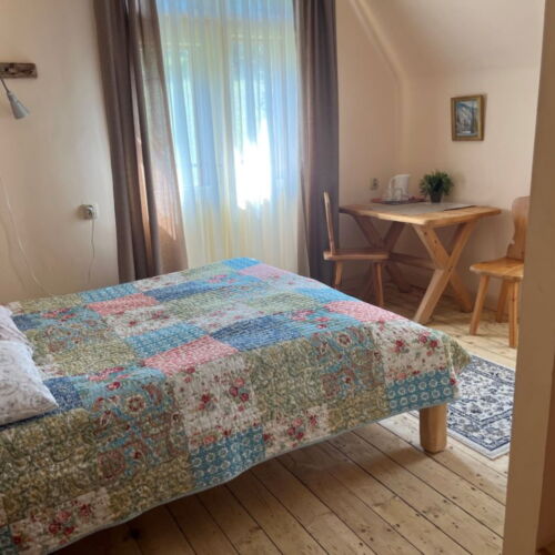 Zweibettzimmer Obergeschoss mit Aussicht auf den Wald