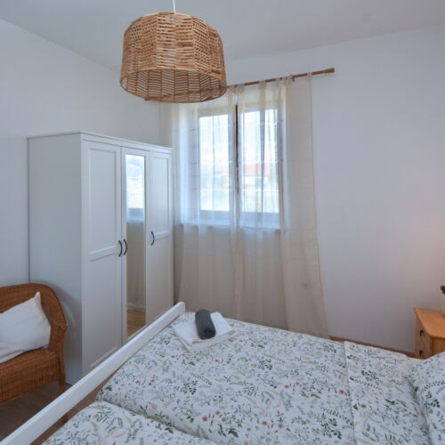 Apartament la parter cu vedere spre grădină cu 1 camera pentru 2 pers. (se poate solicita pat suplimentar)