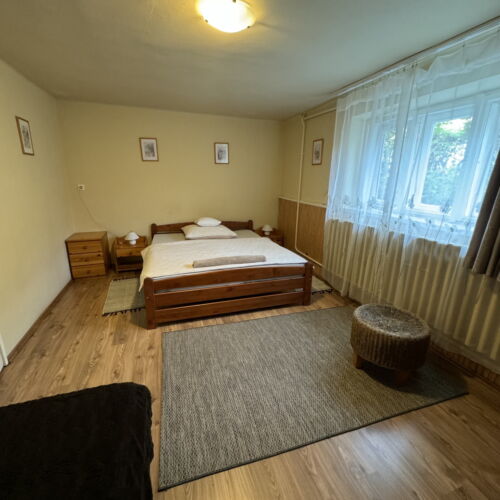Apartament la demisol cu baie cu 3 camere pentru 6 pers.