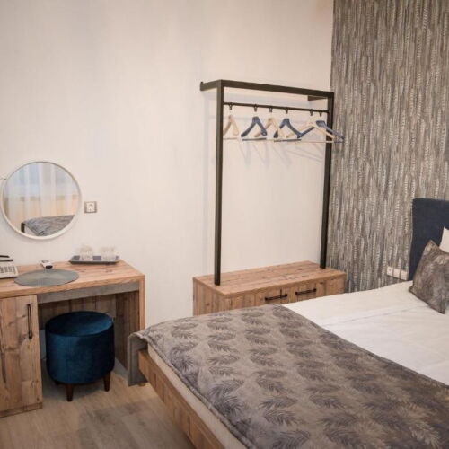 Camera dubla economy cu vedere spre curte