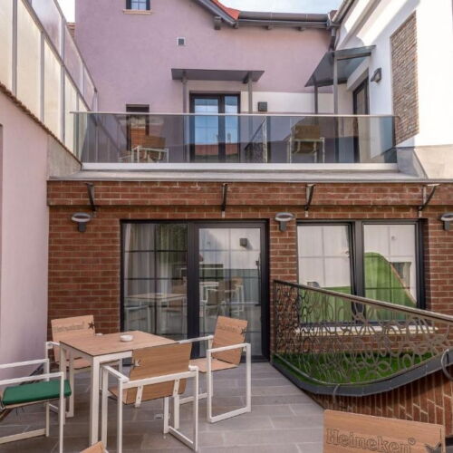 Camera tripla family cu vedere spre curte