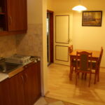 Apartament la parter cu 1 camera pentru 2 pers. (se poate solicita pat suplimentar)