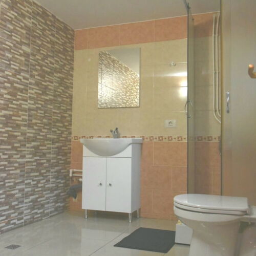 Camera dubla la etaj cu vedere spre munte