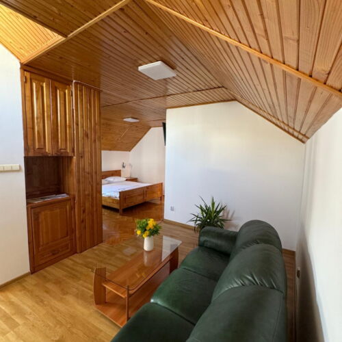 Pokoj s manželskou postelí s výhledem do dvora na poschodí