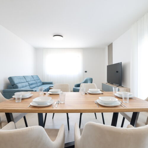 Apartman pro 7 os. se 4 ložnicemi s výhledem na moře na poschodí