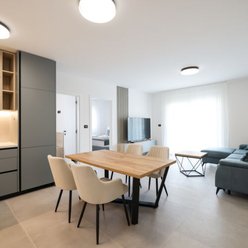 Apartman pro 5 os. se 3 ložnicemi s výhledem na moře na poschodí