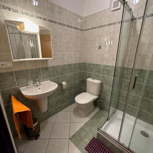 Pokoj se sprchou se společnou kuchyňkou pro 4 os.