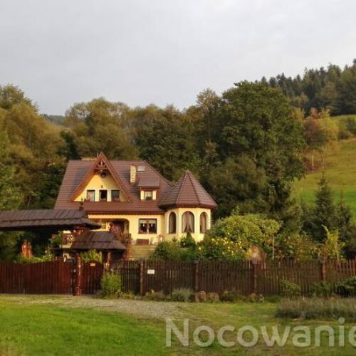 Domek drewniany 18-osobowy z wanną z dostępem do ogrodu