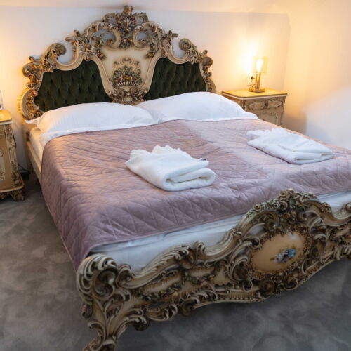 Camera dubla la mansardă cu duș