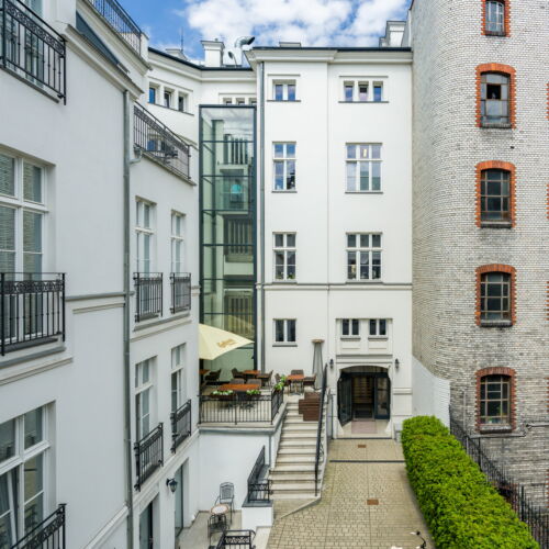 (jako celek) se sprchou s manželskou postelí celý Dům