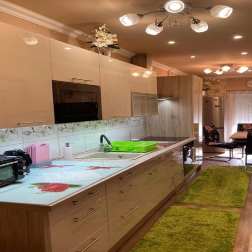 Apartament familial(ă) la parter pentru 4 pers. (se inchirieaza doar integral)