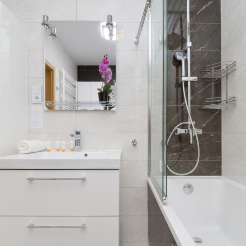 Apartament 4-osobowy z wanną cały dom z 2 pomieszczeniami sypialnianymi