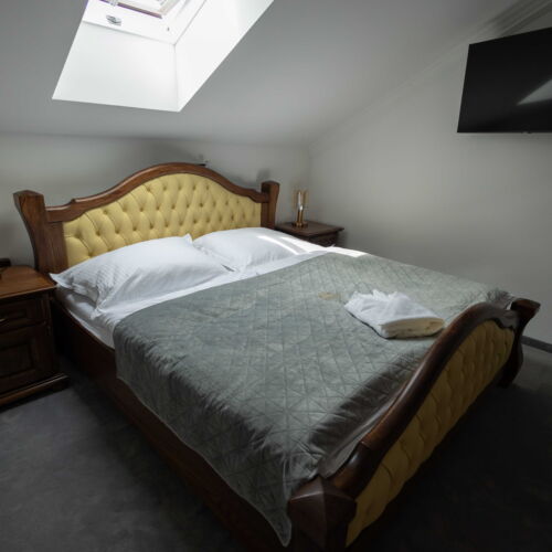 Camera dubla la mansardă cu duș