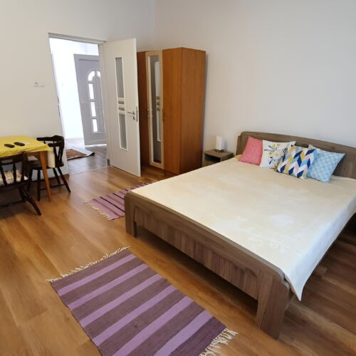 Apartament la parter cu aer condiționat cu 1 camera pentru 2 pers.