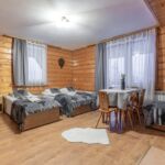Hegyekre néző balkonos ötágyas szoba