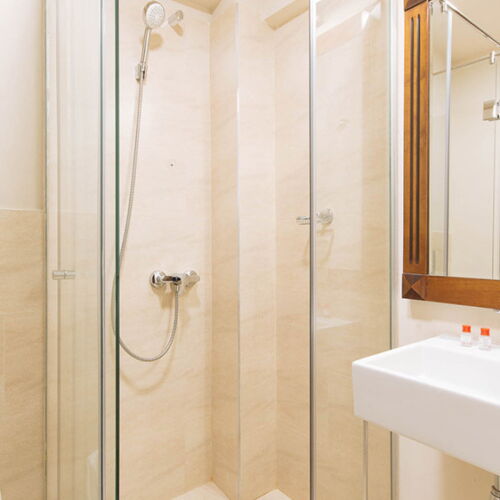 Camera dubla cu balcon cu vedere spre munte