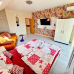 Apartman s manželskou postelí s 1 ložnicí na poschodí  (s možností přistýlky)