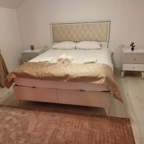 Pokoj s manželskou postelí