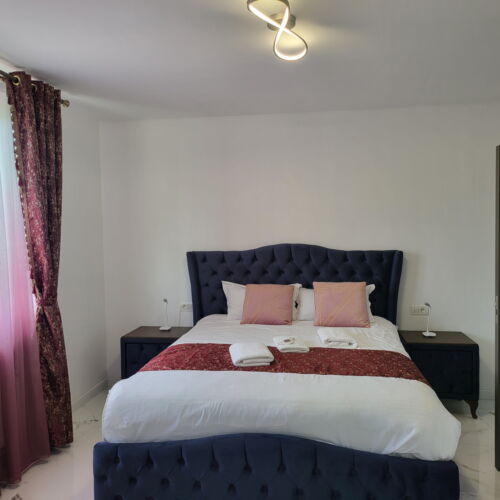 Pokoj s koupací vanou  s manželskou postelí