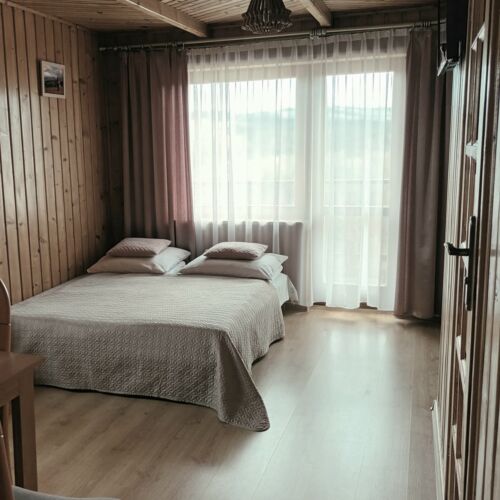 Pokój 4-osobowy z dostępem do ogrodu z widokiem na góry