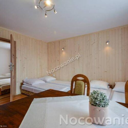 Pokój 6-osobowy z dostępem do ogrodu z widokiem na góry