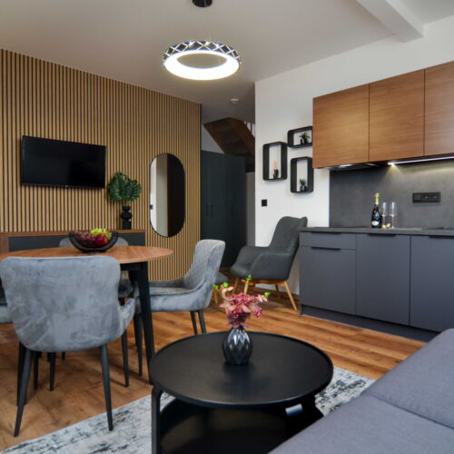 Apartament la etaj cu duș cu 2 camere pentru 5 pers. (se poate solicita pat suplimentar)