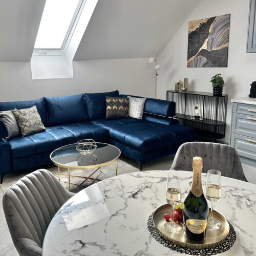 Apartament la etaj cu duș cu 2 camere pentru 5 pers. (se poate solicita pat suplimentar)