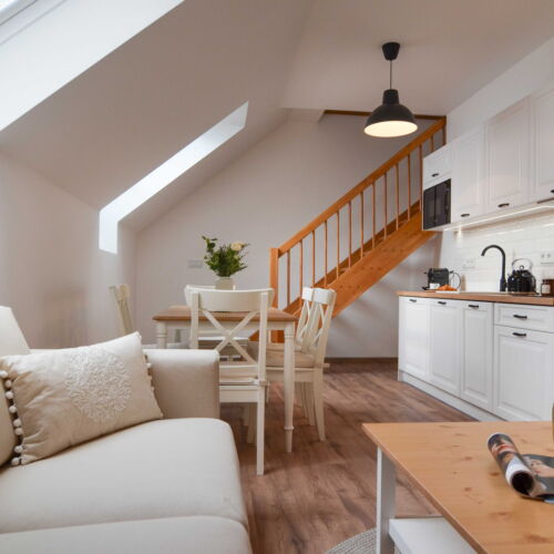 Apartament la etaj cu duș cu 2 camere pentru 6 pers. (se poate solicita pat suplimentar)