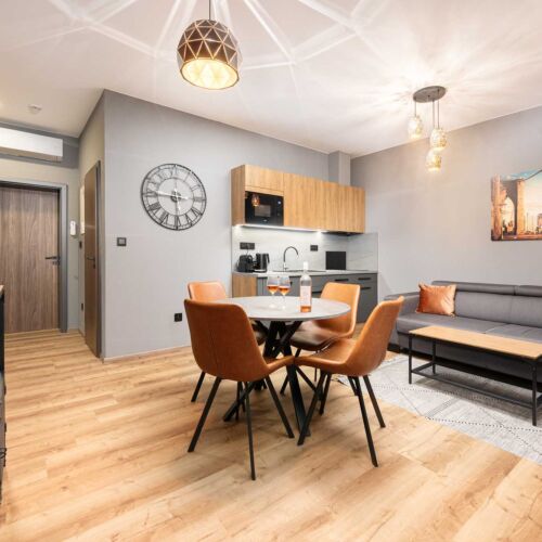 Apartament la etaj cu duș cu 1 camera pentru 3 pers. (se poate solicita pat suplimentar)