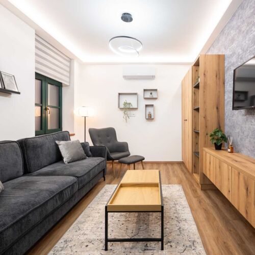 Apartament la etaj cu duș cu 1 camera pentru 2 pers. (se poate solicita pat suplimentar)